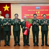Đại tướng Phan Văn Giang trao Huy hiệu 70 năm tuổi Đảng tặng Đại tướng Phạm Văn Trà
