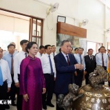 Tổng Bí thư, Chủ tịch nước và Phu nhân thăm Khu di tích Chủ tịch Hồ Chí Minh ở Udon Thani