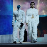 Robot hình người bước lên sàn catwalk, Hàn Quốc thử nghiệm tương lai nơi AI hòa vào đời sống