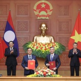 Việt Nam và Lào trao nhiều văn kiện hợp tác quan trọng