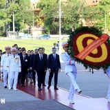 Thủ tướng Lào tưởng niệm các anh hùng liệt sĩ và vào Lăng viếng Chủ tịch Hồ Chí Minh