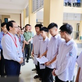 Kiểm tra trước giờ làm bài thi đầu tiên, Bộ trưởng GD&ĐT đánh giá công tác chuẩn bị