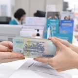 Doanh nghiệp gánh lãi suất, ngân hàng lo nợ xấu