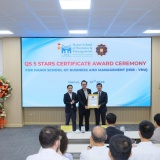 Trao chứng nhận cho trường công lập đầu tiên của Việt Nam đạt QS Stars 5 sao