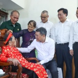 Thủ tướng tặng quà Mẹ Việt Nam anh hùng và dâng hương tưởng niệm các Anh hùng liệt sĩ tại Phú Thọ
