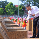 Thủ tướng dâng hương tưởng niệm các Anh hùng liệt sĩ và tặng quà người có công tại Lạng Sơn