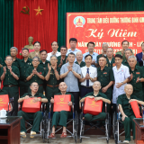 Thủ tướng Lê Minh Hưng thăm, tặng quà các thương binh, bệnh binh tại Ninh Bình