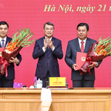 Thủ tướng trao quyết định giao Quyền Bộ trưởng Bộ Nội vụ và bổ nhiệm Thứ trưởng Thường trực Bộ Dân tộc và Tôn giáo
