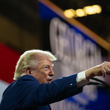 Tổng thống Trump dọa áp thêm thuế quan lên hàng hóa châu Âu