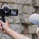 Máy ảnh Sony ZV có dễ sử dụng với người chưa biết khẩu độ và tốc độ màn trập?
