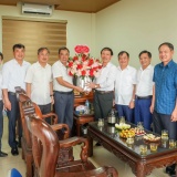 Lãnh đạo xã Hưng Đạo tặng hoa chúc mừng Ban Xây dựng Đảng nhân Ngày truyền thống ngành Tuyên giáo