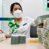 Tăng trưởng tín dụng vượt huy động, áp lực thanh khoản gia tăng