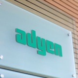 Adyen nâng dự báo doanh thu nhờ thương vụ thâu tóm, cổ phiếu tăng vọt