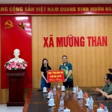 Trao tặng 200 bộ bàn ghế cho nhân dân vùng lũ xã Mường Than