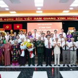 Chủ tịch Quốc hội Trần Thanh Mẫn trao Huy hiệu Đảng tặng các đồng chí lão thành cách mạng