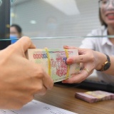 Tiền gửi tăng nhanh hơn tín dụng, thanh khoản ngân hàng bớt căng