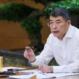 Thủ tướng: Kiểm soát chặt chẽ giá thành từ gốc với thuốc, thiết bị y tế; cương quyết loại bỏ mọi chi phí trung gian
