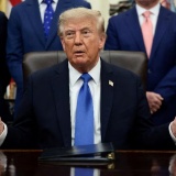 Ông Trump bác bỏ cảnh báo an toàn AI