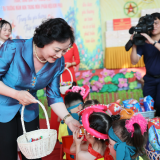Phó Thủ tướng Phạm Thị Thanh Trà vui Tết Trung thu cùng trẻ em Tuyên Quang