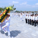 Thủ tướng dâng hương tưởng niệm tại Di tích Quốc gia đặc biệt Đường Hồ Chí Minh trên biển