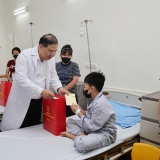 Phó Thủ tướng Thường trực Phạm Gia Túc thăm, tặng quà bệnh nhi dịp Tết Trung thu