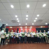 6 đảng viên Chi bộ Cơ quan Hội Tin học Việt Nam được tặng Huy hiệu 35 năm tuổi Đảng