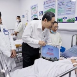 Chủ tịch Quốc hội thăm, động viên các bệnh nhi tại Bệnh viện Nhi đồng 1, TPHCM