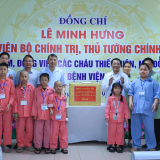 Thủ tướng trao quà của Tổng Bí thư, Chủ tịch nước Tô Lâm tặng các bệnh nhi ung thư