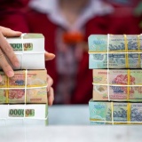 Lãi suất tăng tốc, người gửi tiền mừng - người vay thêm nặng gánh