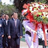 Thủ tướng Lê Minh Hưng đặt vòng hoa tại Đài tưởng niệm các chiến sĩ vô danh của Lào
