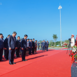 Hai Thủ tướng Việt Nam, Lào dâng hoa tưởng niệm Chủ tịch Hồ Chí Minh, Chủ tịch Kaysone Phomvihane, Chủ tịch Souphanouvong