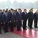 Lãnh đạo Đảng, Nhà nước, các đại biểu Quốc hội vào Lăng viếng Chủ tịch Hồ Chí Minh