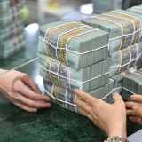 Tiền gửi dân cư lập kỷ lục, hạ lãi suất cho vay vẫn chịu sức ép từ chi phí vốn