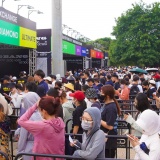SVĐ Mỹ Đình nóng lên trước giờ G: Fan BIGBANG háo hức đổi vòng tay, đếm ngược hai đêm concert