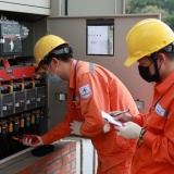 Khẩn trương xem xét phương án giảm thuế tiêu thụ đặc biệt với xăng về 0% và giảm giá điện
