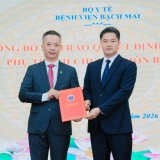 Thứ trưởng Thường trực Vũ Mạnh Hà trao Quyết định của Bộ trưởng Bộ Y tế bổ nhiệm chức vụ Phó Giám đốc Bệnh viện Bạch Mai