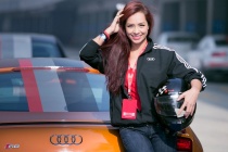 Thuý Hạnh xinh tươi bên xe Audi tại trường đua F1