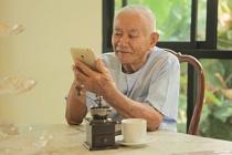 “Thế tại sao lão không nhận được điện thoại của con?”