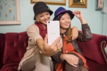 ​"Vua selfie" bất ngờ giảm giá sâu