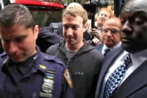 Để đảm bảo an toàn, CEO Facebook luôn được vây kín bởi 16 vệ sĩ