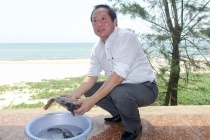 Bộ trưởng Bộ TT&TT mời khách ăn cá biển tại Đồng Hới 