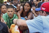 Người dân Venezuela tìm bắt chó, mèo, bồ câu để ăn