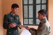 Vận động nhân dân giao nộp 10 khẩu súng tự chế