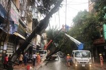 Ngành điện miền Bắc khẩn trương khắc phục sự cố do dông, lốc