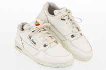 Giày thể thao Apple được bán với giá gần 10.000 USD