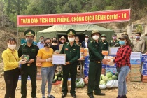 Các tổ chức cá nhân tặng quà cho lực lượng phòng chống dịch trên biên giới