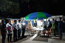  Chủ tịch UBND huyện Vân Đồn thăm và tặng quà động viên lực lượng thường trực ở các chốt kiểm soát dịch COVID-19