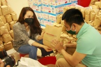  Nghệ sĩ Xuân Bắc,Tự Long trực tiếp gói thực phẩm và kêu gọi ủng hộ chia sẻ thực phẩm hàng ngày