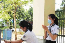 Hai thầy trò chế tạo máy rửa tay sát khuẩn phòng, chống dịch Covid-19