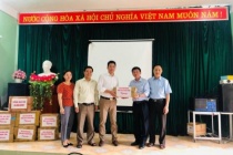 Liên chi hội Nhà báo TT&TT tặng sách cho học sinh ở Mèo Vạc